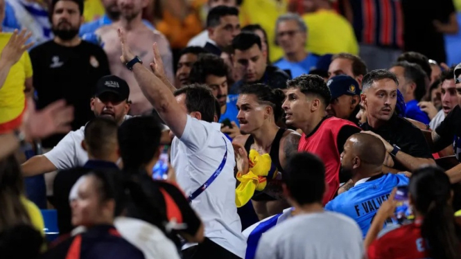 Pemain Uruguay ribut dengan suporter Kolombia