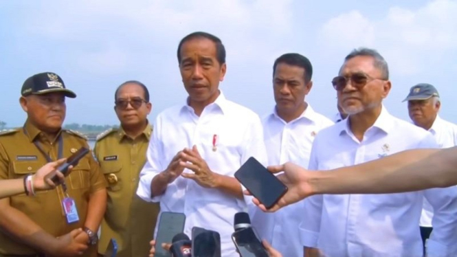 Presiden Jokowi bersama Mendag Zulhas dan Mentan Amran Sulaiman di Lampung