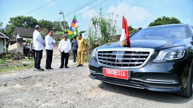 Mobil RI 1 yang membawa Presiden Jokowi berhenti di jalan rusak Lampung