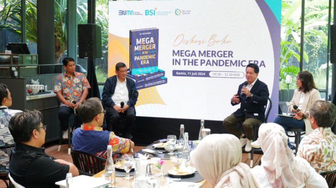 Direktur Utama BSI Hery Gunardi memaparkan materi dalam acara  Diskusi Buku Mega Merger in The Pandemic Era, Kamis, 11 Juli 2024. Mega merger memiliki peran penting dalam kemajuan ekonomi syariah nasional.