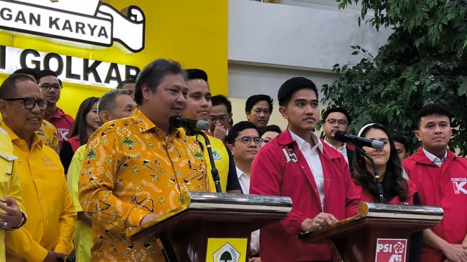 Ketua Umum Partai Golkar Airlangga Hartarto (kiri), Bupati Kendal Dico Ganinduto (tengah) dan Ketua Umum PSI Kaesang Pangarep (kanan) di Kantor DPP Partai Golkar, Jakarta Barat, Kamis, 11 Juli 2024