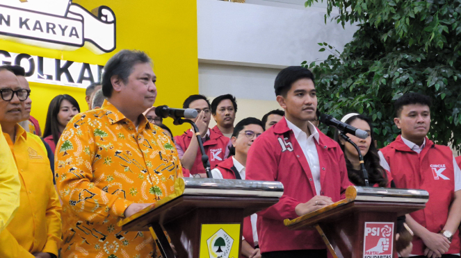 Ketua Umum PSI Kaesang Pangarep (kanan) dan Ketua Umum Partai Golkar Airlangga Hartarto (kiri) di Kantor DPP Partai Golkar, Jakarta Barat, Kamis, 11 Juli 2024