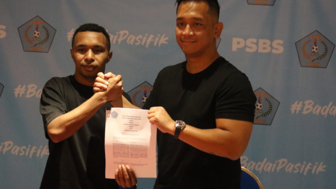 Todd Rivaldo Ferre (kiri) dan General Manager PSBS Biak Deddy Adrianto Wibowo saat menandatangani kontrak selama satu musim kompetisi,