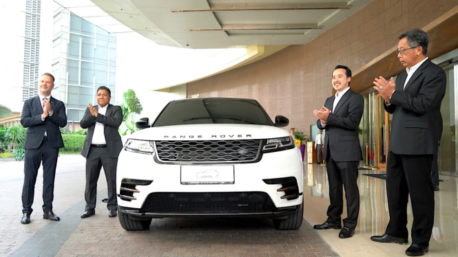 Range Rover jadi mobil antar-jemput hotel mewah.