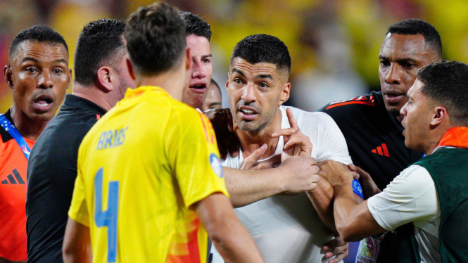 Luis Suarez dari Uruguay berdebat dengan Santiago Arias dari Kolombia