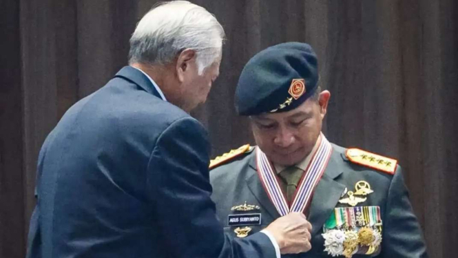 VIVA Militer: Panglima TNI dapat medali penghargaan dari Pemerintah Singapura