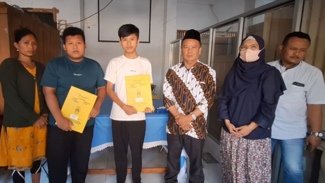 Kakak Adik di Brebes Akhirnya Terima Ijazah Tanpa Bayar Tunggakan Sekolah.