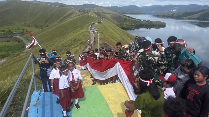 TNI-Polri bersama pelajar bentangkan bendera merah putih sepanjang 1.000 meter di Bukit Tunggu Wiri.