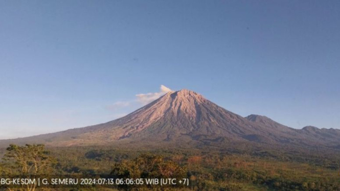 Aktivitas Gunung Semeru yang terpantau dari Pos Pengamatan Gunung Semeru di Lumajang pada Sabtu (13 Juli 2024) pagi.