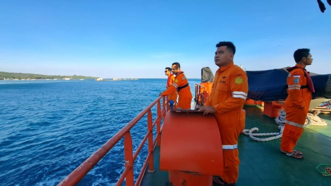 Tim Basarnas Semarang lakukan pencarian ABK KM Soneta yang tenggelam di Karimunjawa.