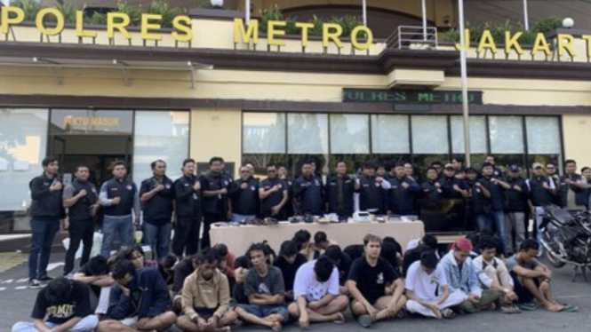 Polres Metro Jakarta Utara menggerebek Kampung Bahari, Tanjung Priok, Jakarta Utara (Jakut), Sabtu 13 Juni 2024. 