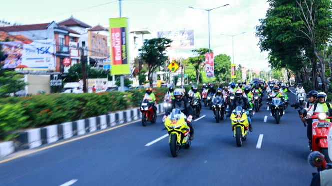 2 Pembalap Pertamina Enduro VR46 Racing Team Parade Bareng Komunitas Klub Motor 