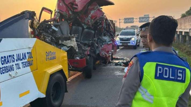 Kecelakaan bus di ruas tol Solo-Ngawi, tepatnya di Km 498+800 jalur B wilayah Boyolali, Jawa Tengah, Sabtu dini hari, 13 Juli 2024.