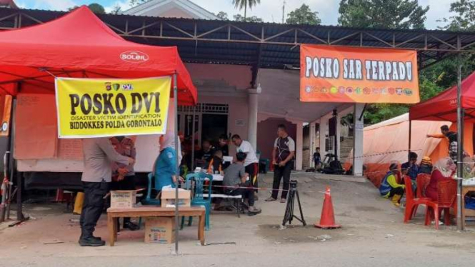 Situasi di Posko SAR musibah tanah longsor di kawasan tambang rakyat Desa Tulabolo Timur, Kecamatan Suwawa Timur, Kabupaten Bone Bolango, Provinsi Gorontalo, pada Jumat, 12 Juli 2024.