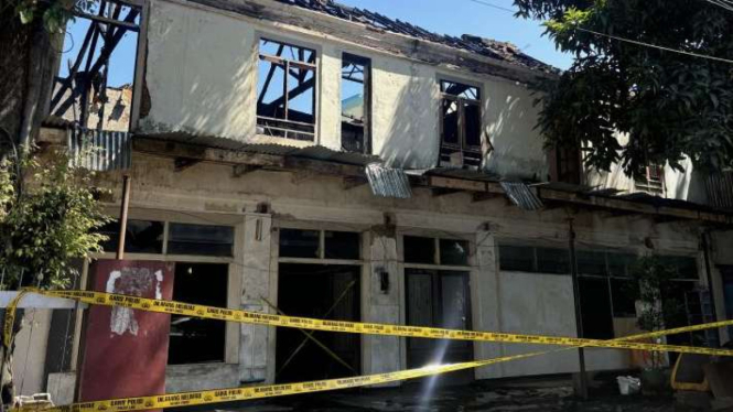 Lokasi peristiwa kebakaran di bekas bangunan hotel di Jalan Suniaraja, Kota Bandung, Jawa Barat, Minggu, 14 Juli 2024.