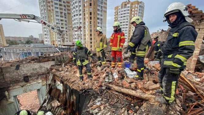 Tim penyelamat berupaya mencari korban di reruntuhan bangunan tempat tinggal warga yang rusak akibat serangan rudal Rusia di Kota Kharkiv, Ukraina, Jumat, 6 Oktober 2023.