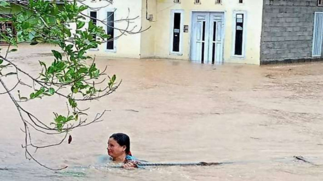 Banjir akibat luapan sungai Limbato di Desa Limbato, Kecamatan Tolinggula, Gorontalo Utara, Provinsi Gorontalo, merendam permukiman dan perkebunan sejak Sabtu, 13 Juli 2024.