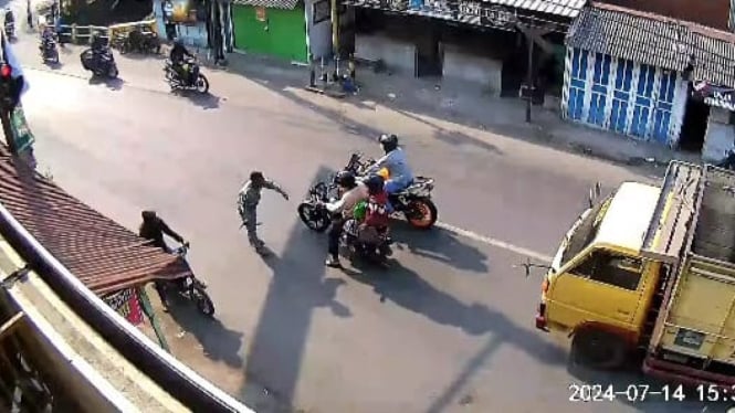 Tangkapan layar video aksi pemuda mabuk bawa senjata ganggu pengguna jalan di Jombang, jatim.