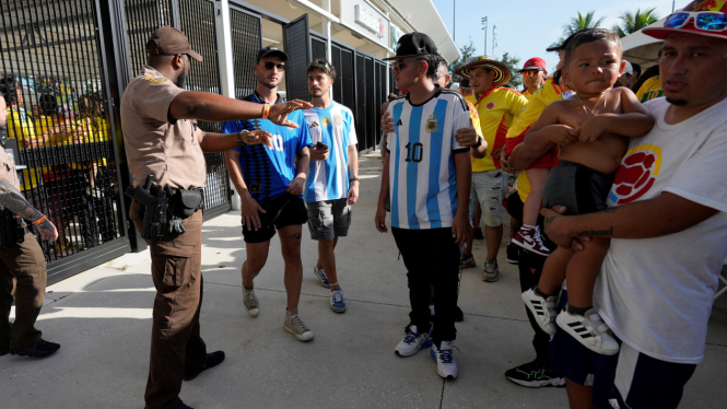 Polisi memberikan pengarahan kepada fans jelang final Copa America 2024