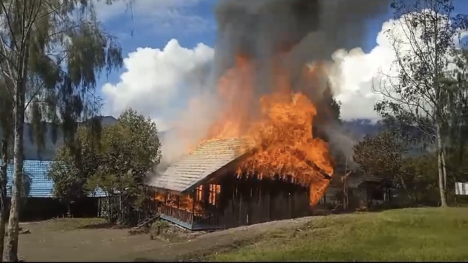 Sekolah yang dibakar Kelompok Kriminal Bersenjata 