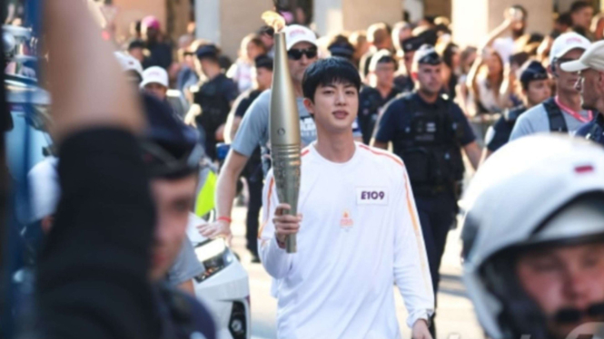 Jin BTS sebagai pembawa obor di Olimpiade Paris 2024