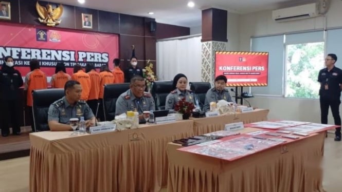 Imigrasi Kelas I khusus non TPI Jakarta Barat mengungkap dan menangkap enam orang warga negara asing (WNA) asal Vietnam dan Tiongkok yang melakukan praktek prostitusi online di kawasan Jakarta Barat, Senin 15 Juli 2024. 