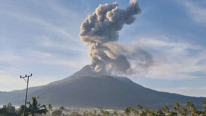 Gunung Lewotobi Laki-Laki di Flores Timur erupsi.