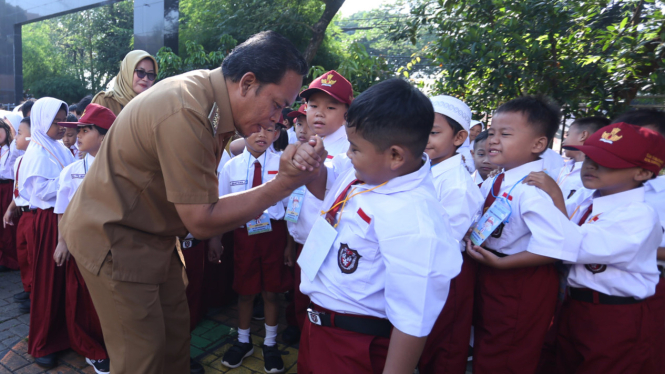 Pj Wali Kota Tangerang Nurdin saat bersama siswa baru.