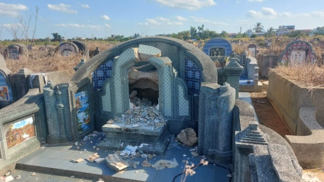 Sejumlah makam Tionghoa dibongkar untuk dijarah di Pemakaman Tionghoa di Jalan Adisucipto Kecamatan Sungai Raya, Kabupaten Kubu Raya, Kalimantan Barat. 