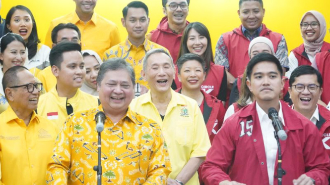 Jusuf Hamka (tengah) bersama Ketum Golkar Airlangga Hartarto-Ketum PSI Kaesang P