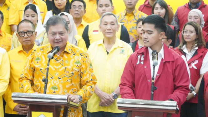 Jusuf Hamka (tengah) bersama Ketum Golkar Airlangga Hartarto-Ketum PSI Kaesang P