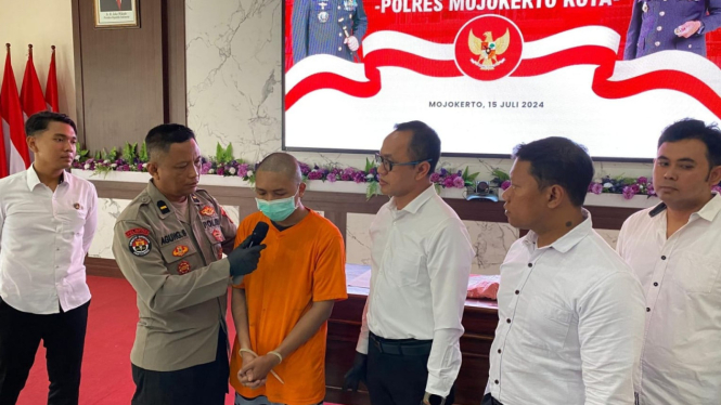 Tersangka MGS (kaus oranye) dirilis di Markas Polres Mojokerto Kota.