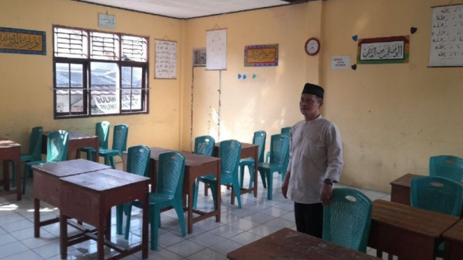 Kepsek SMP Islamiyah Guppi Muhajirin, menujukkan ruang kelas yang kosong.