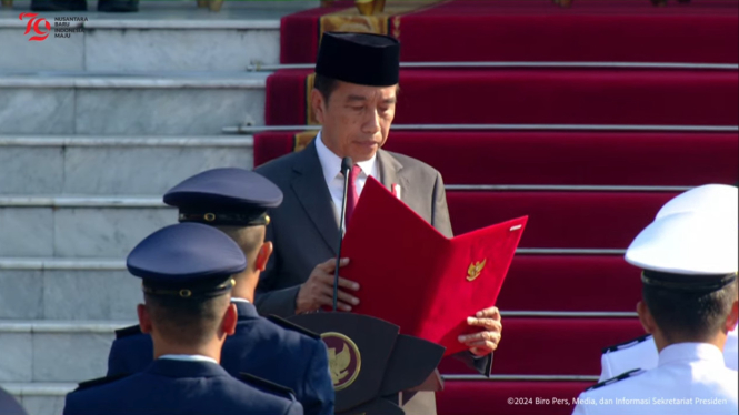 Presiden RI Joko Widodo (Jokowi) memimpin upacara Prasetya Perwira (Praspa) TNI dan Polri di Istana Merdeka, Jakarta Pusat, Selasa, 16 Juli 2024 