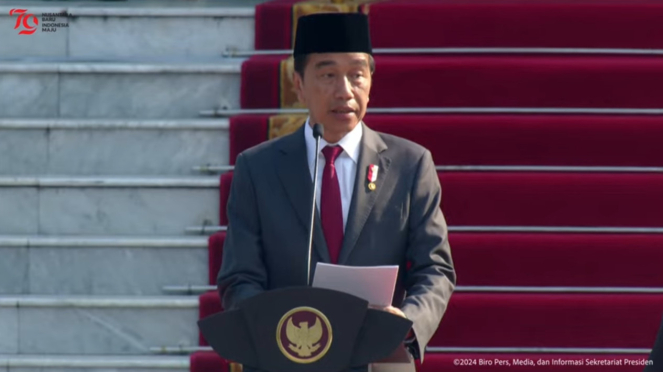 Presiden RI Joko Widodo (Jokowi) memimpin upacara Prasetya Perwira (Praspa) TNI dan Polri di Istana Merdeka, Jakarta Pusat, Selasa, 16 Juli 2024.