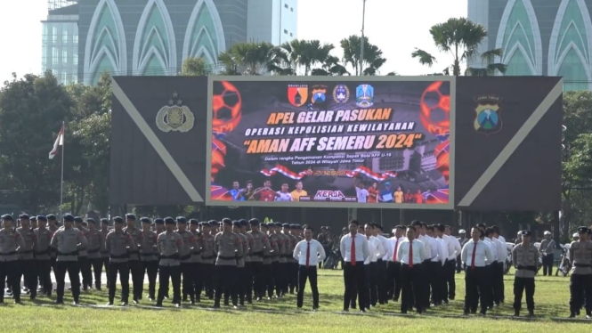 Apel pasukan pengamanan Piala AFF U-19 di Lapangan Markas Polda Jatim di Surabaya.