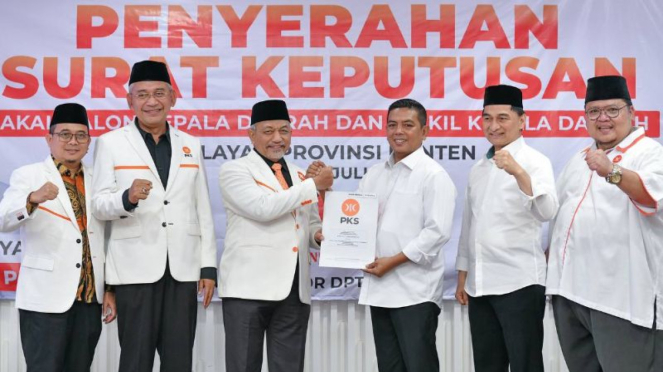 PKS saat serahkan SK dukungan untuk pasangan Andra Soni-Dimyati Natakusumah.