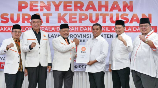 PKS saat serahkan SK dukungan untuk pasangan Andra Soni-Dimyati Natakusumah.