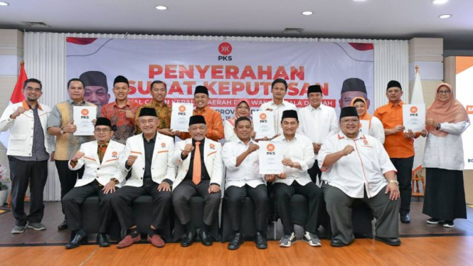 PKS serahkan SK dukungan untuk para pasangan calon kepala daerah di Banten.