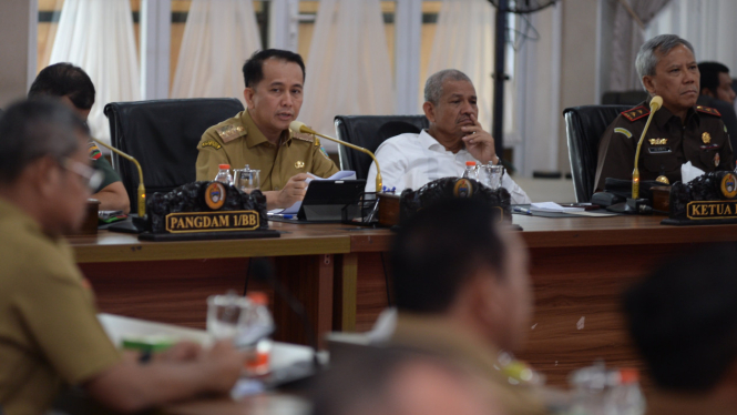 Pj Gubernur Sumut, Agus Fatoni memimpin Rapat Koordinasi PB PON XXI Sumut-Aceh 2024 di Aula Tengku Rizal Nurdin, Kota Medan.(dok Pemprov Sumut)