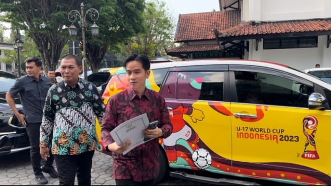 Gibran bawa map berkas surat pengunduran diri dari jabatannya sebagai Wali Kota Solo