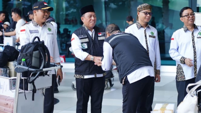 Direktur Pengembangan Haji dan Umrah Arsad Hidayat menyambut kedatangan petugas Haji Hind