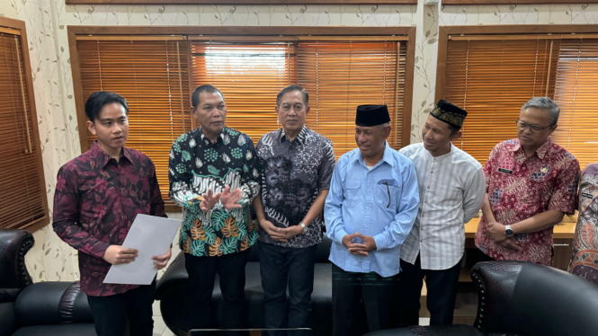 Gibran didampingi Teguh menyerahkan surat pengunduran diri kepada pimpinan DPRD Solo