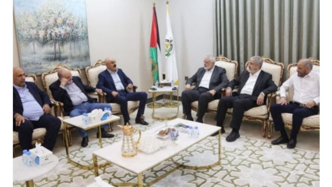 Pemimpin Hamas Ismail Haniyeh dan pejabat tinggi Khalem Mashaal terlihat bertemu dengan Nasser al-Qudwa dari Fatah serta Samir al-Mashrawi di Qatar pada 22 November 2023. (Doc: Times of Israel)