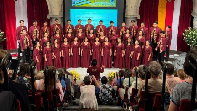 Paduan Suara Mahasiswa (PSM) Voca Erudita UNS Surakarta berjaya di Eropa.