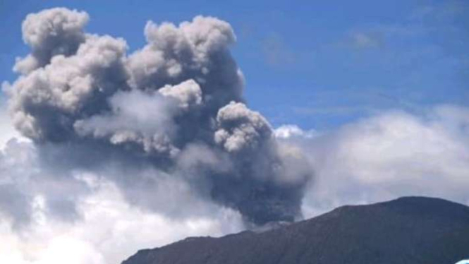 Lontaran abu setinggi lebih kurang 1 kilometer saat keluar dari kawah Gunung Ibu di Pulau Halmahera, Maluku Utara, Rabu, 17 Juli 2024.