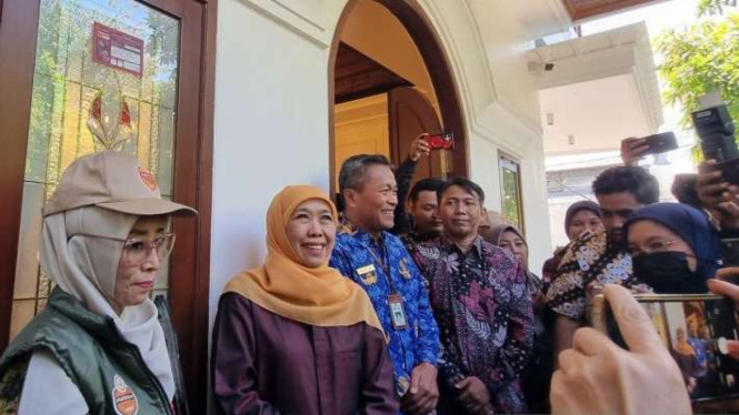 Khofifah Indar Parawansa (kedua kiri) usai menjalani pencocokan dan penelitian (coklit) data pemilih di Surabaya, Rabu, 17 Juli 2024.