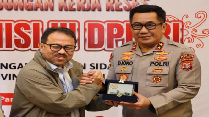 Kapolda Kalimantan Tengah, Irjen Polisi Djoko Poerwanto (kanan)