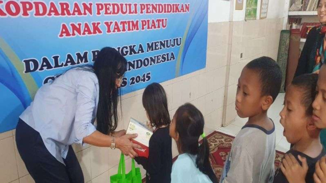 Komunitas Prabowo-Gibran (Kopdaran)  membagikan makanan bergizi gratis.