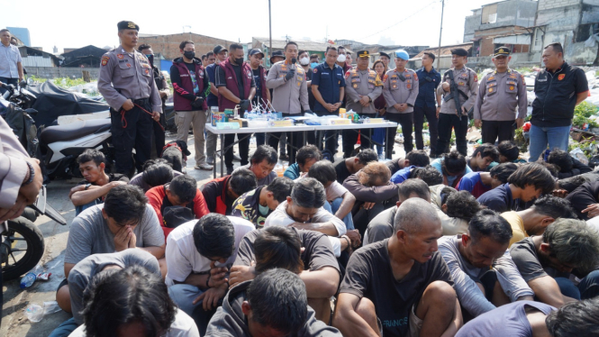 Polres Metro Jakarta Barat menggerebek Kampung Boncos, Palmerah, Jakarta Barat.